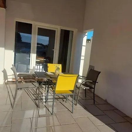 Neuf Avec Acces Piscine *